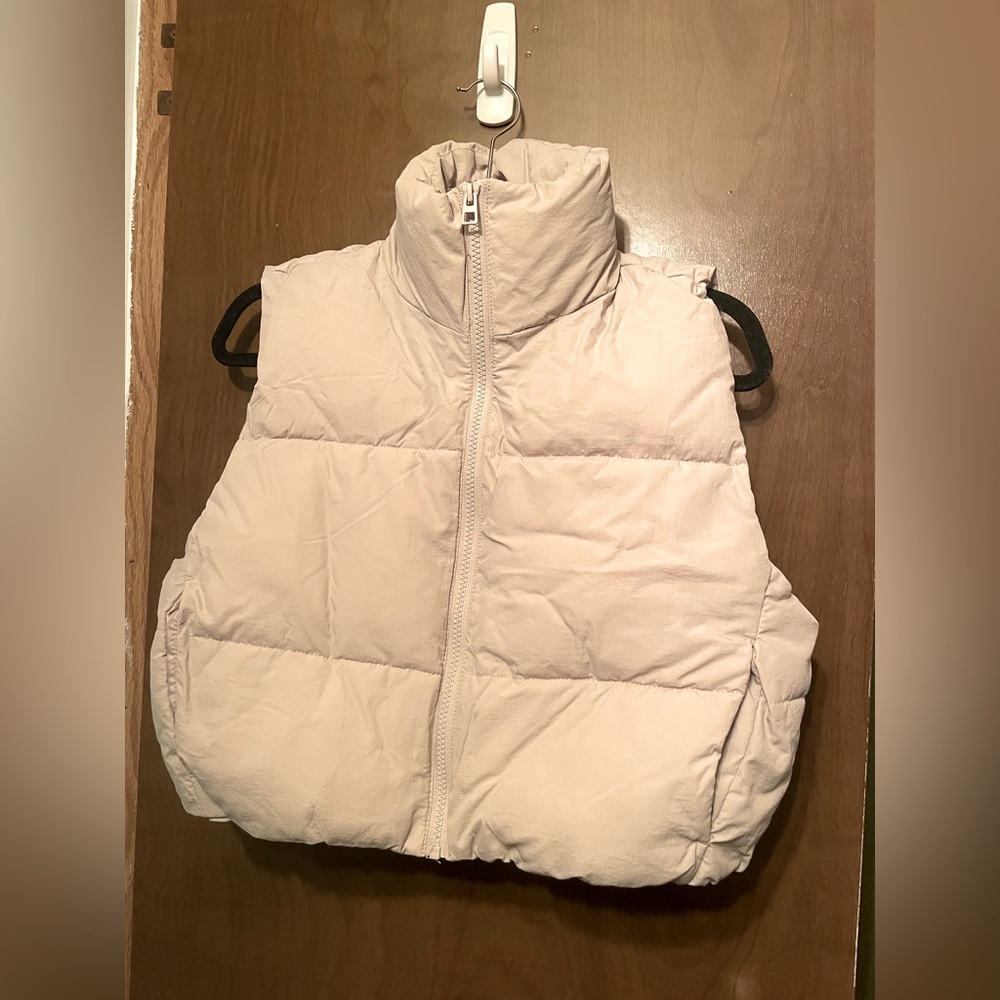 DIVIDED H&M cropped puffer vest